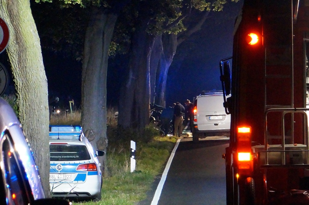 Havelland: Horrorunfall - Alfa Romeo kracht gegen Straßenbaum - zwei Menschen sterben im total zerstörten PKW 